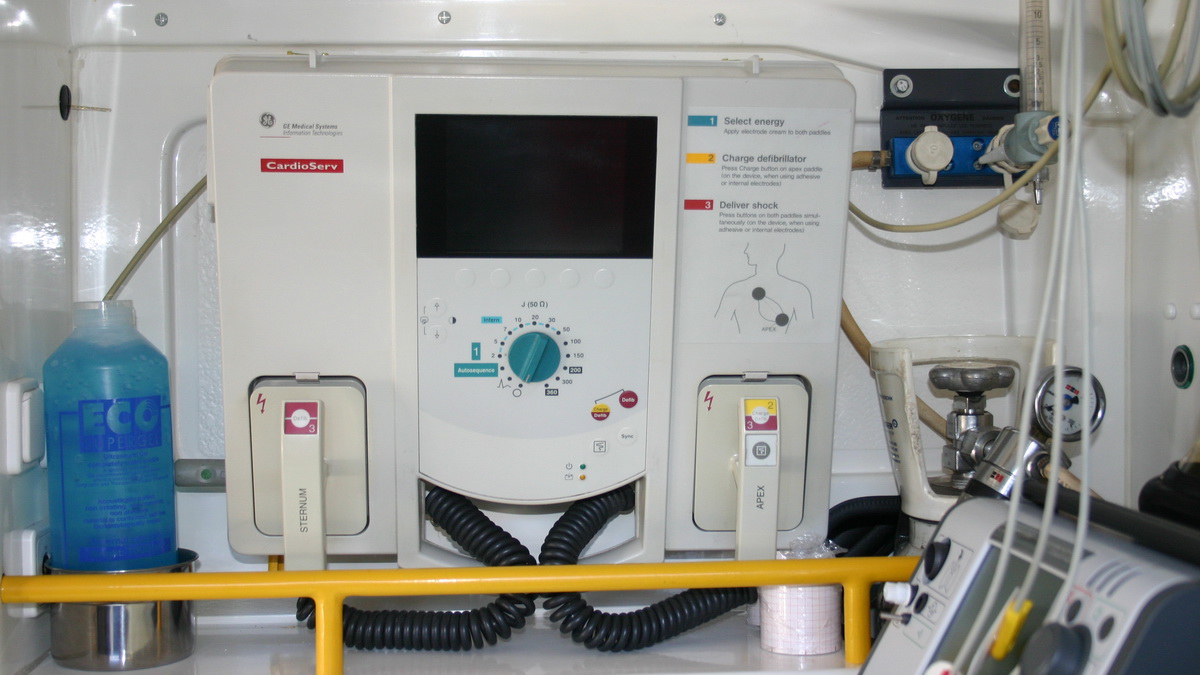 Defribrilator (Ge medical sistem) sa EKG-trakom (Cardio Serv)